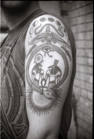 手臂埃及的神和权力象征符号纹身图案