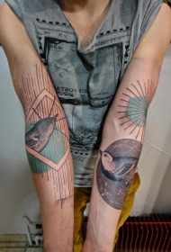 手臂彩色的鸟类和几何形状纹身图案