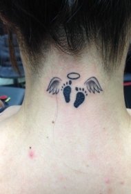 颈部漂亮小宝宝脚印和翅膀纹身图案