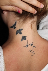 颈部不同的小鸟黑色纹身图案
