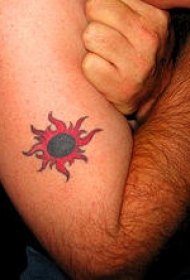 手臂黑色和红色的太阳纹身图案
