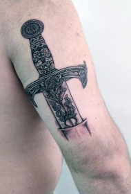 美丽的黑白剑刺入手臂纹身图案