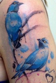 大臂蓝色的水彩纹身图案