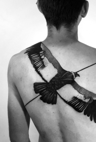 背部黑白大飞行的鸟纹身图案
