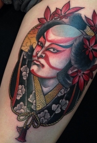 大腿彩色的亚洲男子肖像与枫叶纹身图案