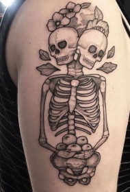大臂雕刻风格黑色人类骨架和花朵纹身图案