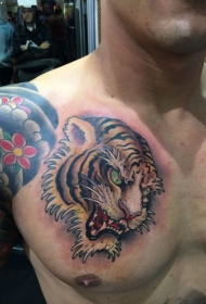 胸部亚洲风格的老虎头部纹身图案