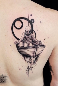 背部黑色雕刻风格宇航员和船纹身图案