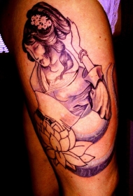 大腿未完成的黑白亚洲艺妓纹身图案