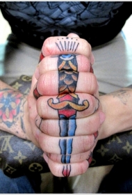 手指组合的彩色匕首纹身图案