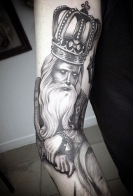 手臂雕刻风格黑色的国王和皇冠纹身图案