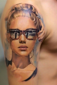 手臂超现实美丽的女孩肖像纹身图案