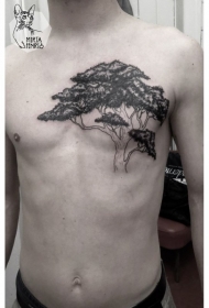 胸部黑色简单的大树纹身图案