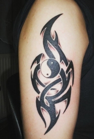 手臂阴阳八卦符号与部落图腾纹身图案