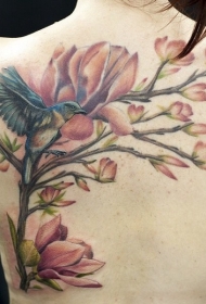 女生背部漂亮的彩色花朵小鸟纹身图案
