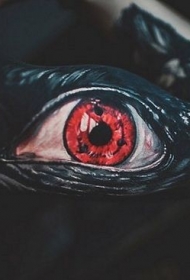 神秘的黑眼睛和红眼球手臂纹身图案