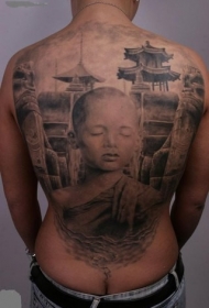 满背惊人的非常逼真亚洲男孩与旧城纹身图案