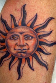 手臂上的人性化太阳纹身图案