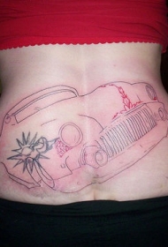 女生背部黑色线条的汽车纹身图案