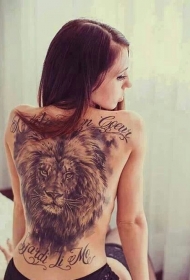 女生背部大狮子头和字母纹身图案