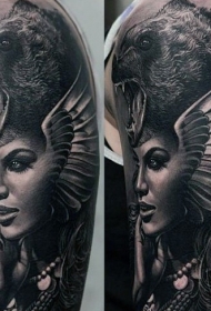 手臂写实风格的黑白幻想女子和狼纹身图案