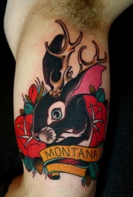 大臂彩色的兔子和鹿角花朵纹身图案