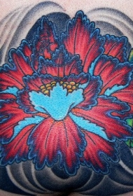 腰部非常明亮迷人的红色和蓝色花朵纹身图案
