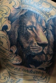 背部逼真的黑灰风格狮子王与皇冠字母纹身图案