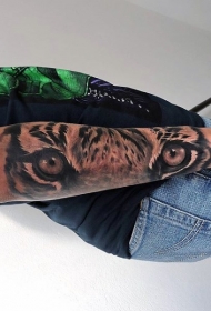 印象非常深刻的黑白老虎手臂纹身图案