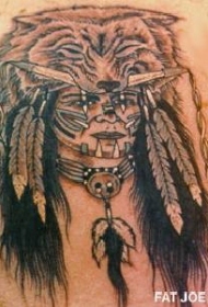 熊头盔与印度酋长纹身图案