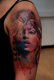 大臂彩色的血腥女人肖像纹身图案