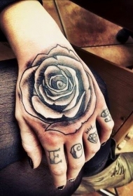 手背简单的黑色玫瑰纹身图案