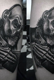 小腿黑灰风格怪物人骨架纹身图案