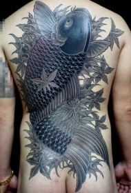 男性背部日本锦鲤鱼和枫叶纹身图案