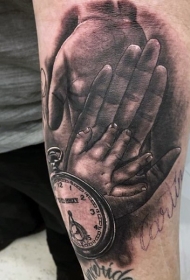 手臂写实风格的黑白时钟与家庭手纹身图案