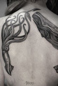 背部黑色的鱿鱼和鲸鱼纹身图案