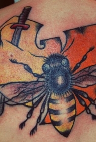 背部卡通风格的彩色蜜蜂和有趣的符号纹身图案