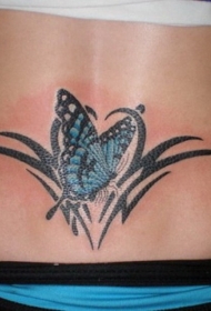 背部优雅的蝴蝶与部落图腾纹身图案