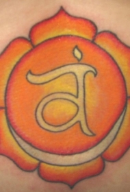 腰部浅橙色花朵字符纹身图案