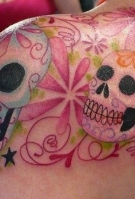 肩部彩色墨西哥传统骷髅与花朵星星纹身图案
