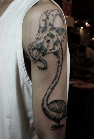 大臂有趣的黑色鹅与大象组合纹身图案