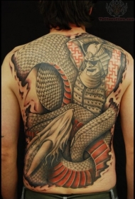 背部武士与怪物蛇纹身图案