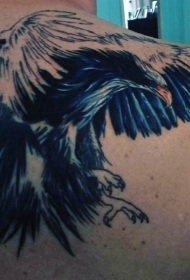背部惊人的彩绘鹰纹身图案