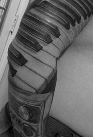 手臂非常漂亮的黑白钢琴键纹身图案