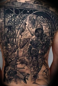 背部黑色的旧桥与士兵防毒面具纹身图案