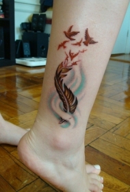 小腿彩色羽毛和小鸟纹身图案