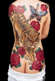 背部彩色大老虎和红色的花朵纹身图案