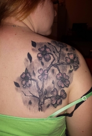 背部冷灰色的花朵树枝纹身图案