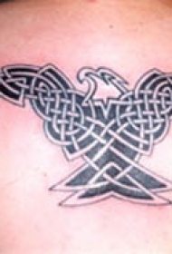 凯尔特风格鹰背部纹身图案