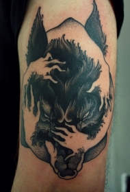大臂点刺黑白狼与人手纹身图案